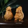 Ardilla tallada a mano en madera de ciprés chino natural, Adorno de mano, Pieza decorativa pequeña, Artículo de madera hecho a mano, Decoración de oficina, Mascota de té