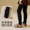 Leggings gruesos con forro de polar para niños para el invierno, versátiles para usar al aire libre, pantalones cálidos de nueve puntos integrados, mallas para niñas