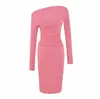 Atacado de roupas femininas estilo europeu e americano, apresentando um design puro e sedutor com pregas sensuais, um corte assimétrico no ombro e um vestido de comprimento médio que realça a silhueta.