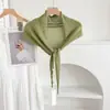 Cachecol Triangular de Tricô Liso, Pequeno Xale de Mistura de Tencel e Seda para Mulheres, Moderno e Versátil, Aquecedor de Ombros para Ambientes com Ar Condicionado