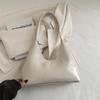 Bolsa Niche de Couro Envernizado Estilo Coreano 2025 Bolsa Dumpling Feminina Bolsa de Ombro Feminina Bolsa de Mão Texturizada Fashionável Bolsa de Axila para Mulheres