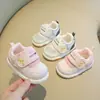 Zapatos de caminar para bebé de dibujos animados con suelas blandas, zapatos de estabilidad para lactantes, zapatos casuales para niños, nuevos zapatos chillones para niñas de primavera y otoño 2026