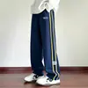 Calça infantil de outono para crianças maiores, calça de corte reto 2026, calça esportiva casual para meninos com listras duplas e estampa de letras lateral