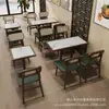 Restaurante de moda con temática japonesa Asientos en cabina de ratán Tienda de fideos y snacks Mesa y sillas de madera maciza hechas a medida Muebles de comedor