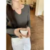 La popular y elegante camisa blanca de cuello en V de nicho de este año para mujer es un nuevo modelo de principios de otoño, un top corto de camiseta chic