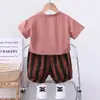 Traje Curto de Manga Curta para Meninos Bebês e Crianças Pequenas e Médias Nova Chegada Roupas de Verão Estilo Coreano Bolso Acolchoado Infantil Shorts de Manga Curta Traje Fashion de Duas Peças