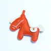 Huayang Personalizado Fique Rico Logo Pingente de Couro DIY Charme de Cavalinho Ornamento de PU Chaveiro Ornamento de Mala Venda por Atacado