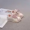 Tênis de malha com cadarço para meninas 2026, estilo estudante com fecho de velcro, sapatos casuais de sola macia para crianças do ensino fundamental e mais velhas, tênis de treino alemão