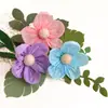 Decoración ambiental con flores y hojas de papel de seda en esquema de color Morandi para paredes de áreas temáticas en jardines de infancia y escuelas primarias