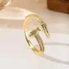 Anillo de Luz de Zirconia Incrustada en Oro Real Chapado en Cobre Transfronterizo Europeo y Americano Lujo Ligero Sensación de Alta Gama Anillo para el Dedo Joyería de Mano Versátil Fabricante Venta al por Mayor en Stock