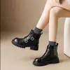 Nova coleção primavera e outono 2026: botas femininas estilo retrô britânico com tiras de fivela dupla, solas grossas, saltos robustos, zíperes laterais e solas antiderrapantes