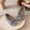 Sapatos de Couro Pequenos Dopamine Primavera/Outono Novo Estilo Coreano Sapatos de Princesa para Meninas com Solado Macio Sapatos Mocasins Lantejoulas Boca Rasa