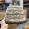Chapéu Bucket de Tricô Colorido Misto com Borda Enrolada para Mulheres Outono e Inverno Casual Estilo Coreano Proteção Quente para Orelhas Novo Chapéu de Balde