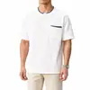 Ropa de Hombre Xintang 2026 Verano Nueva Camisa de Manga Corta Estilo Americano Camiseta de Punto a Cuadros con Cinta Bloque de Color para Hombre
