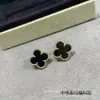 Versión Alta V Trébol de Cuatro Hojas Dorado Pendientes de Botón Ágata Roja Concha Blanca Chapado en Oro de 18K Brazaletes para Orejas Pinzas para Orejas de Lujo Ligero de Nicho Exclusivo para Transmisión en Vivo