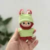 4.0Labubu Cuarta Generación Nuevo Mini Labubu Personaje de Nariz Pequeña Ropa Impermeable Chubasquero y Botas de Lluvia Set