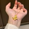 Collar con colgante de mariposa danzante de oro de arena de Vietnam para mujer, nicho de gama alta, colgante de mariposa de oro simulado, cadena para clavícula, venta al por mayor