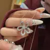 Colar Flor de Cinco Folhas para Mulheres, Pingente Flor Oca com Diamantes, Estilo Nicho de Luxo Leve de Alta Qualidade, Corrente para Suéter de Outono e Inverno, Atacado de Uma Peça