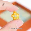 Tienda de Oro Puzuo Mismo Estilo Oro Arena Accesorios DIY Colgante Flor Pequeña Hueca Flor de la Buena Suerte Collar Colgante de Joyería para Mujeres