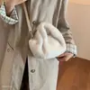 Bolso de Mano de Moda de Felpa de Un Hombro Estilo Nicho Bolso Cruzado Simple Nuevo Ligero 2026 para Mujer Lana de Cordero Versátil