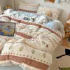 Ins caricatura Clase A Otoño/Invierno Leche Polar Juego de Cama de Cuatro Piezas Peso Alto por Metro Cuadrado Sábana Engrosada Estilo Sábana Ajustable Funda de Edredón Juego de Tres Piezas