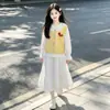Conjunto Outono Feminino Estilo Academia 2026 Novo Estilo Moda Infantil Médio e Grande Colete Camisa Little Pony Saia Borboleta