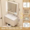 Tocador de baño color crema para espacios pequeños, con un gabinete estrecho, un lavabo de cerámica integrado y una combinación de gabinete para lavabo
