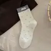 Meias com etiqueta de tecido de bolinhas estilo Miu para mulheres, meias de cano médio, primavera e outono, color block retrô francês, Maillard, sem costura, meias largas (slouch socks)