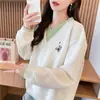 Moletom Jacquard Falso Duas Peças sem Capuz para Mulheres, Estilo Fino de Primavera e Outono, Super Tendência, Rejuvenescedor, Top com Bordado de Urso e Decote V para Alunos do Ensino Fundamental