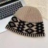 Chapéu de lã tricotado com blocos de cor retrô e padrão de losangos popular para outono e inverno para mulheres, chapéu pequeno versátil à prova de vento e quente estilo coreano para homens