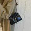 Bolsa de corrente super moderna tipo balde para mulheres, nova coleção 2026, luxo leve, design de nicho, toque de alta qualidade, bolsa de ombro plissada, bolsa transversal, bolsa em formato de nuvem