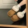 Botas de neve femininas, forradas com fleece, grossas, quentes, novo estilo inverno 2026, cano baixo, sola grossa, felpudas, calce fácil, sapatos de algodão com biqueira fechada