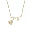 Collar con colgante de flor de rosa y diamante brillante para mujer, diseño de nicho, estilo viento frío, con pequeñas hojas y flores, cadena para clavícula.