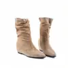 Botas de tornozelo de salto alto com bico fino estilo francês para mulheres, nova coleção outono/inverno, com enfeites de strass, salto oculto para altura adicional, zíper lateral, efeito emagrecedor, versátil e fashion, e com design franzido