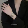 Conjunto de Anel e Pulseira Aberta com Padrão de Flor de Metal Estilo Retrô Europeu e Americano Versátil Pulseira Joia de Luxo Leve de Alta Qualidade para Mulheres