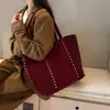 Bolso Grande de Remaches Retro 2025 Otoño e Invierno Nuevo Estilo Bolso de Hombro de Pana para el Trabajo con un Ambiente Moderno y Elegante