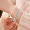 Pulseira oca aberta em trama cruzada com contas, fresca e estilosa, elegante e luxuosa, joia de nicho e sofisticada
