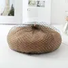 Boina de encaje para otoño e invierno, sombrero boina retro británico de pintor, lana, elegante, versátil, boina de malla, moderna para mujer