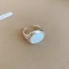 Serenidad de Té Blanco, Anillo Abierto Irregular de Perla Tejido Plegado, Anillo de Dedo Índice de Lujo Ligero de Gama Alta, Accesorio de Mano de Moda