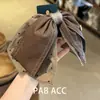 Pinza para el Cabello Elegante de Cuero de Alta Gama Color Café con Lunares y Moño, Pinza para Cola de Caballo, Pinza de Tiburón para la Parte Posterior de la Cabeza
