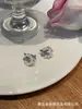 Pendientes de mariposa huecos de moda con incrustaciones de perlas para mujer 2024 nuevos pendientes simples combinables sin agujeros en las orejas accesorios