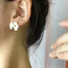 Brincos Estéreo de Flor Pérola Doce e Delicados, Brincos de Nicho Modernos e Elegantes, Femininos, Simples e Versáteis para Mulheres