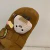 Decoración de Muñeca Oso Tostado Chanclas Birkenstock de Suela Gruesa para Mujer Otoño 2026 Nuevo Retro Transpirable Ropa de Exterior con Chanclas de Falda