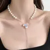 Colar de pérolas com flor de íris azul cristal de gel europeu e americano para mulheres, corrente de clavícula estilo nicho, gargantilha ajustável de luxo leve e de alta qualidade