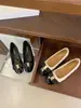 Zapatos de Salón Individuales Nuevos Primavera 2026 Estilo Camelia con Parches de Charol, Estilo Chanel, Adecuados para Combinar con Faldas, con Aumento Oculto de Altura