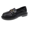 Sapatos femininos de salto baixo, nova coleção outono/inverno 2026, com detalhe de corrente, adequados para estudantes do ensino médio e mães, sola baixa, mocassins de calçar