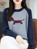 Suéter de tricô feminino com blocos de cor em fleece, gola redonda, estampa de cachorro de desenho animado, macio e confortável para outono e inverno, um suéter pullover jovem e estiloso para usar como camada base
