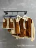 Primeiro disponível em estoque: Conjunto MIU série "Shenzhen Nanyou" de retalhos em camurça - jaqueta + saia, shorts e colete