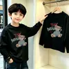 Camiseta de manga comprida para meninos, algodão puro, novo estilo primavera/outono 2026, cor sólida, gola redonda, top de base para crianças mais velhas
