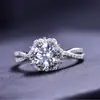 1 Quilate Princesa Elsa Formato Flor de Ameixa Oito Corações e Oito Flechas Banhado Pt950 Braço Torcido Totalmente Diamantado Anel Aberto Micro-Incrustado Anel de Casamento Feminino